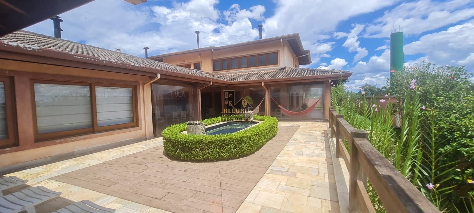 Leia mais sobre o artigo Casa colonial com vista para a Serra da Mantiqueira