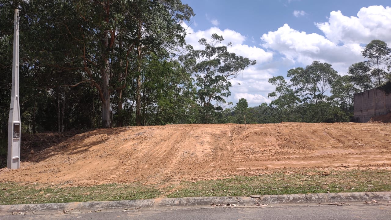 Leia mais sobre o artigo Terreno à venda com projeto aprovado – fundo para o lago
