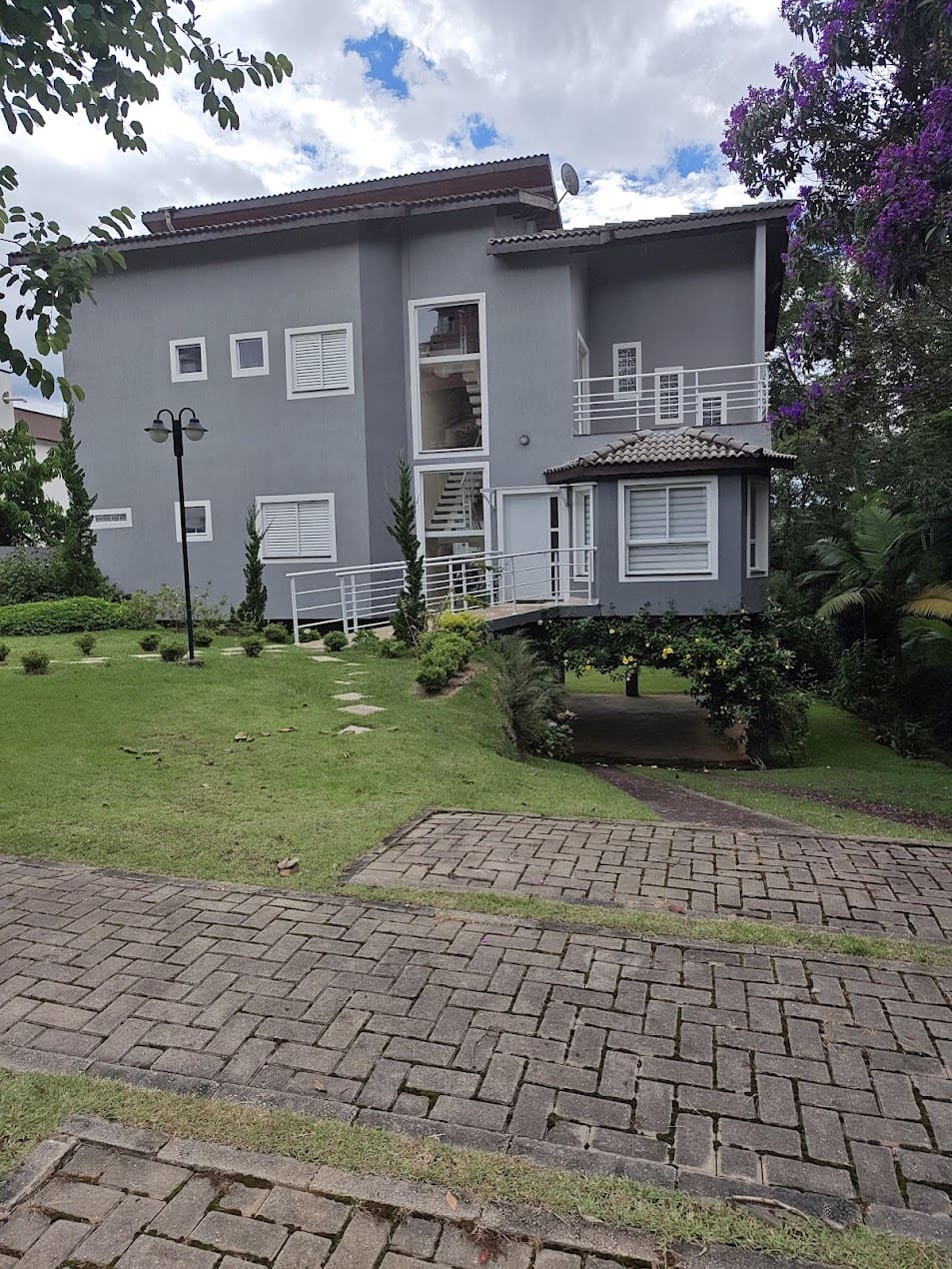 Leia mais sobre o artigo Um sobrado que entrega espaço, privacidade e natureza — tudo no mesmo endereço.