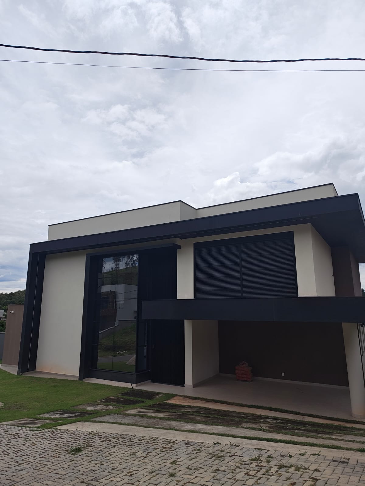 Leia mais sobre o artigo Casa com pé-direito duplo, 3 dormitórios com varanda e área gourmet com piscina