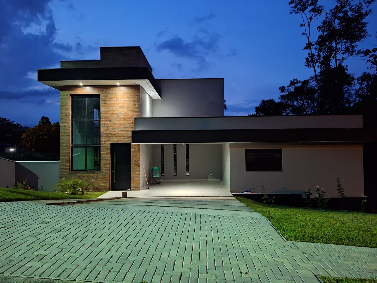 Leia mais sobre o artigo Arquitetura contemporânea, integração total e lazer em um terreno amplo de 800 m²