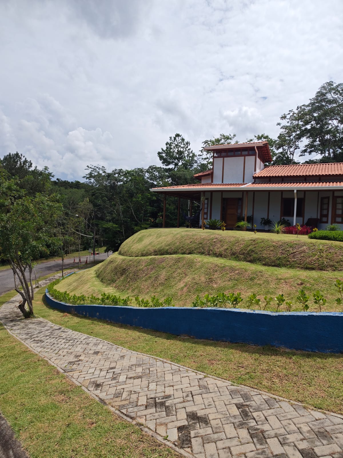 Leia mais sobre o artigo Casa térrea com vista para o sol da manhã, área gourmet e terreno de 1.100 m²