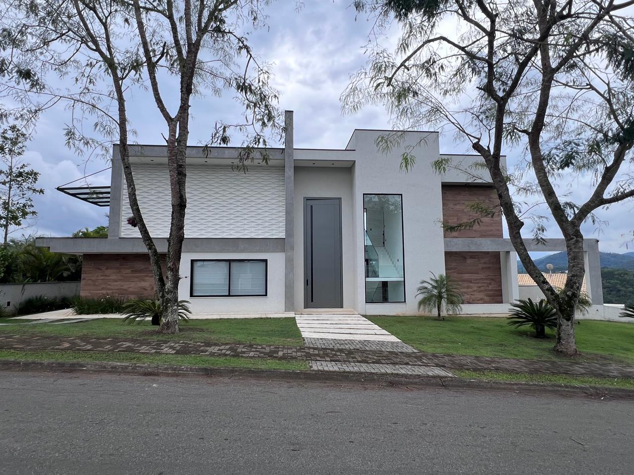 Leia mais sobre o artigo Casa de luxo com vista permanente para a serra e piscina de borda infinita