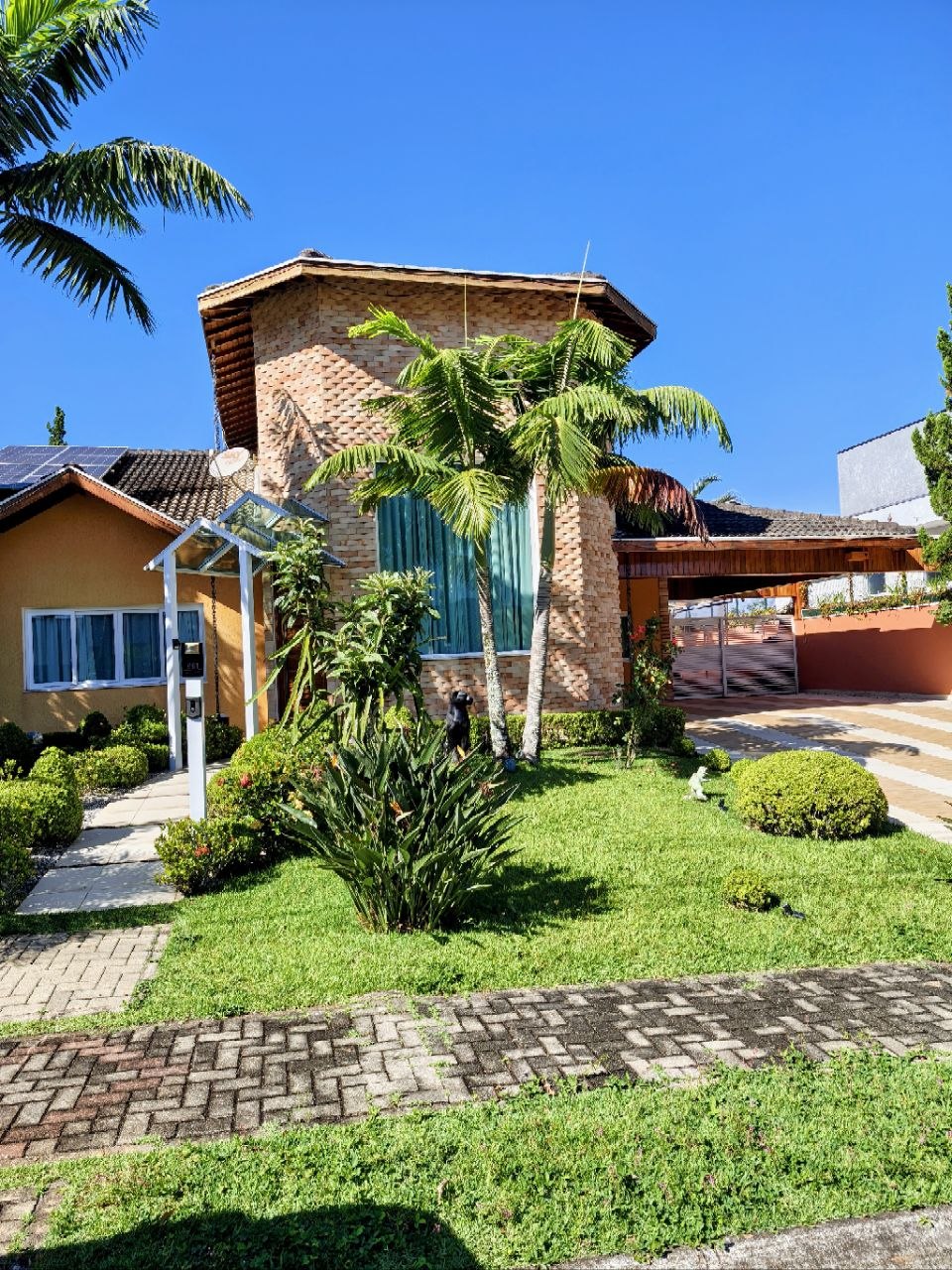 Leia mais sobre o artigo Casa ampla e climatizada com 450 m² e estrutura completa de lazer