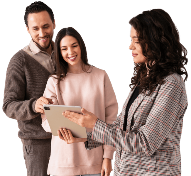 agente-imobiliario-de-tiro-medio-mostrando-casa (1)